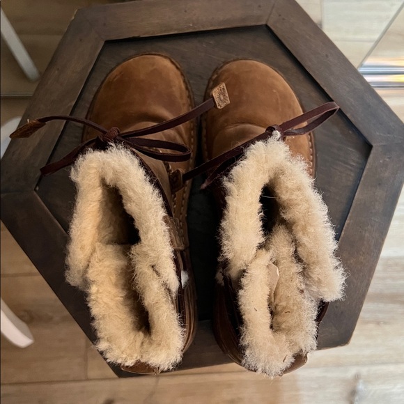 UGG size 7, style 5136, Tan Shearling UGG Boots, gently preloved - Picture 5 of 9